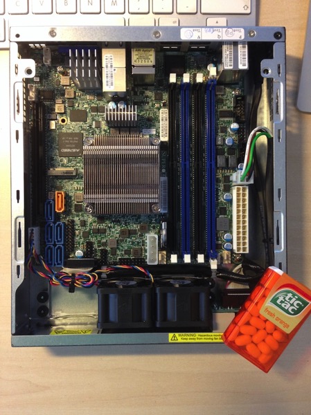 The SYS-E200-8D server